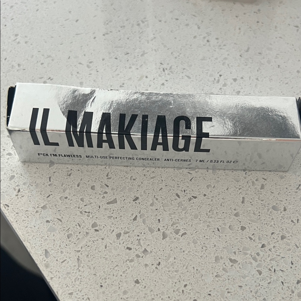 IL MAKIAGE Silver Multi-Use Concealer